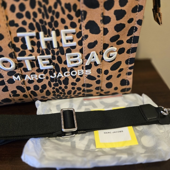 Marc Jacobs The Tote Medium Cheetah - Picture 8 of 14